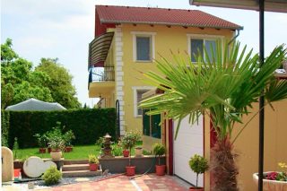 Yellow Apartmanház